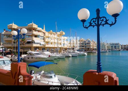 Freizeitboote in Benalmadena Marina. Puerto Deportivo. Luxusimmobilie. Benalmadena Costa, Costa del Sol, Provinz Malaga, Andalusien, Südspanien Stockfoto