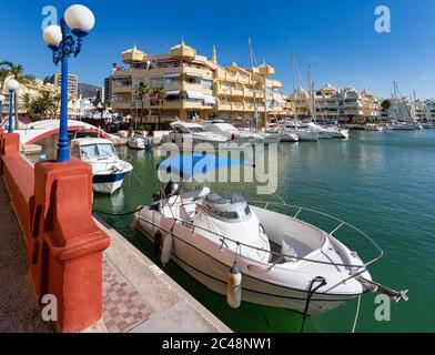 Freizeitboote in Benalmadena Marina. Puerto Deportivo. Luxusimmobilie. Benalmadena Costa, Costa del Sol, Provinz Malaga, Andalusien, Südspanien Stockfoto