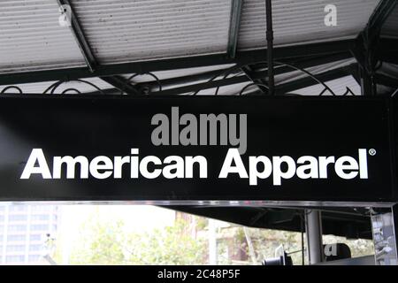 Ein Schild für das Bekleidungsgeschäft American Apparel in der Oxford Street 82 in Sydney. Stockfoto