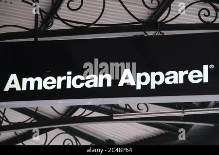 Ein Schild für das Bekleidungsgeschäft American Apparel in der Oxford Street 82 in Sydney. Stockfoto