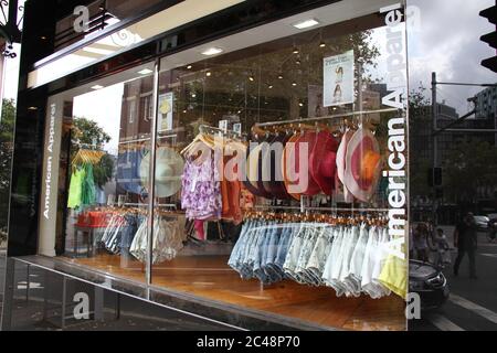 An diesem Fenster des amerikanischen Bekleidungsladens American Apparel in der Oxford Street 82 in Sydney gab es keine Schaufensterpuppen oder gar keine Schaufensterauslagen. Stockfoto