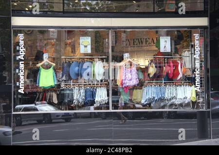 An diesem Fenster des amerikanischen Bekleidungsladens American Apparel in der Oxford Street 82 in Sydney gab es keine Schaufensterpuppen oder gar keine Schaufensterauslagen. Stockfoto