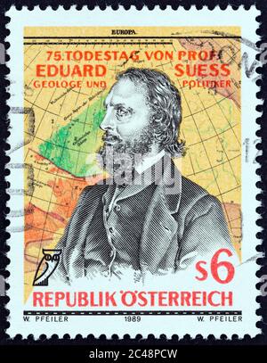 ÖSTERREICH - UM 1989: Eine in Österreich gedruckte Briefmarke zeigt den Geologen und Politiker Eduard Suess nach Josef Kriehuber und Map, um 1989. Stockfoto