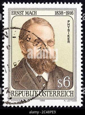 ÖSTERREICH - UM 1988: Eine in Österreich gedruckte Briefmarke zeigt den Physiker und Philosophen Ernst Mach Stockfoto