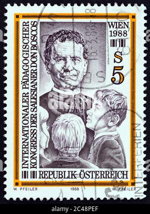 ÖSTERREICH - UM 1988: Eine in Österreich gedruckte Briefmarke zeigt St. John Bosco und Boys, um 1988. Stockfoto