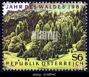 ÖSTERREICH - UM 1985: Eine in Österreich gedruckte Briefmarke aus der Ausgabe 'Jahr des Waldes' zeigt den Wald, um 1985. Stockfoto