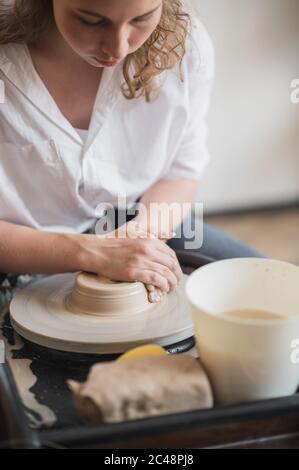 Die Hände eines Töpfers, erstellen ein irdenes Gefäß auf dem Kreis. Stockfoto