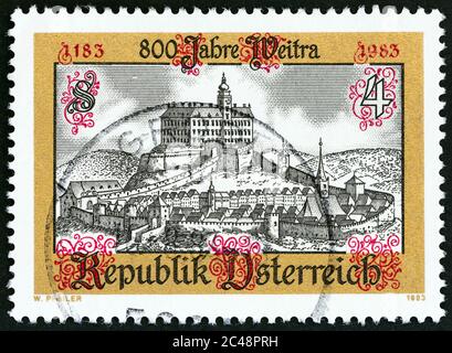 ÖSTERREICH - UM 1983: Eine in Österreich gedruckte Briefmarke zum 800-jährigen Jubiläum von Weitra zeigt Weitra, um 1983. Stockfoto