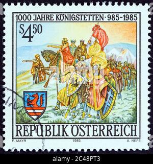 ÖSTERREICH - UM 1985: Eine in Österreich gedruckte Briefmarke zeigt die legendäre Gründung von Koningstetten durch Karl den Großen, um 1985. Stockfoto