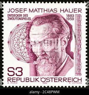 ÖSTERREICH - UM 1983: Eine in Österreich gedruckte Briefmarke zum 100. Geburtstag von Josef Matthias Hauer (Komponist) zeigt Josef Matthias Hauer Stockfoto