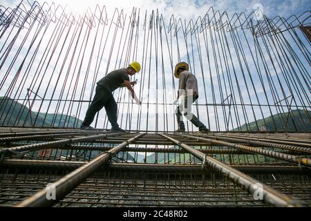 (200625) -- PEKING, 25. Juni 2020 (Xinhua) -- auf der Baustelle des Jiayan Reservior Staudamms in Bijie, südwestlich der Provinz Guizhou, arbeiten Menschen, 24. Juni 2020. (Foto von Luo Dafu/Xinhua) Stockfoto