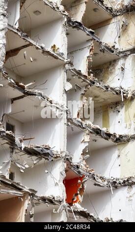 Abgerissene mehrstöckige Gebäude ohne Vorderwand. Stockfoto