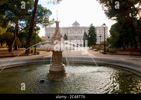 Königspalast von den Sabatini Gärten. Madrid. Spanien. Stockfoto