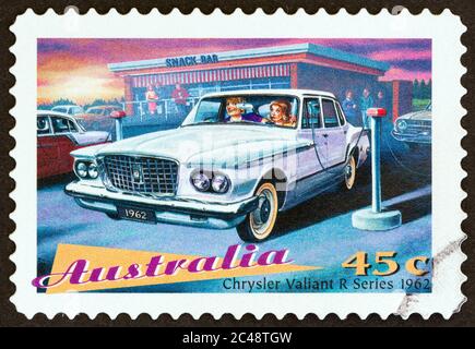 AUSTRALIEN - UM 1997: Eine in Australien gedruckte Marke aus der 'Classic Cars'-Ausgabe zeigt Chrysler Valiant R Series Limousine, 1962, um 1997. Stockfoto