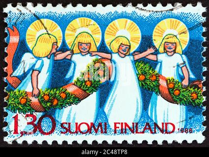 FINNLAND - UM 1986: Eine in Finnland gedruckte Briefmarke aus der Weihnachts-Ausgabe zeigt Engel und Girlande, um 1986. Stockfoto