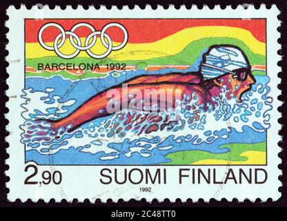 FINNLAND - UM 1992: Eine in Finnland gedruckte Marke aus der Ausgabe 'Olympische Spiele, Barcelona' zeigt Schwimmen, um 1992. Stockfoto