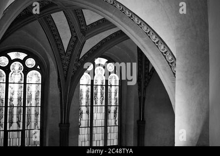 Prag, Tschechische Republik - 30. Dezember 2019: Das Innere der Klausen-Synagoge mit gewölbter Decke und verzierten Fenstern Stockfoto