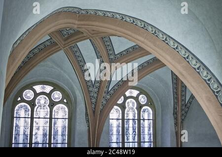 Prag, Tschechische Republik - 30. Dezember 2019: Das Innere der Klausen-Synagoge mit gewölbter Decke und verzierten Fenstern Stockfoto