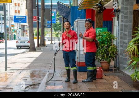 Die Versorgungsarbeiter in Malaysia waschen die Straßen ...