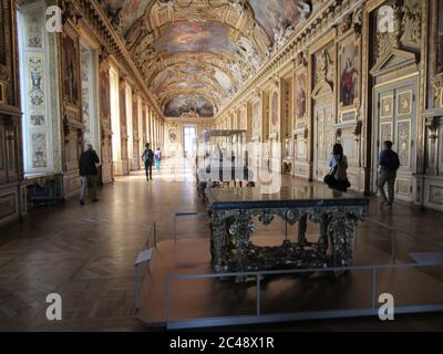 Paris, Frankreich. Juni 2020. Die ersten Besucher gehen durch den Apollon-Saal im Louvre. Am 06.07.2020 öffnet der Louvre seine Türen nach einer mehr als dreieinhalb Monate dauernden Corona-Pause wieder. Quelle: Sabine Glaubitz/dpa/Alamy Live News Stockfoto