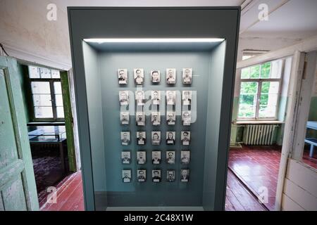 24. Juni 2020, Brandenburg, Potsdam: Fotos von Häftlingen aus den Jahren 1947 bis 1953 im Ausstellungsbereich der Gedenkstätte und Begegnungsstätte Leistikowstraße. Ausgestellt sind vor allem zum Tode verurteilte Deutsche, die in Moskau erschossen wurden. Im ehemaligen Zentralgefängnis der sowjetischen Spionageabwehr geben Fotografien, Originalobjekte und Medienstationen in einer Dauerausstellung Einblick in den Gefängnisalltag. In Interviews mit Zeitzeugen erzählen ehemalige Häftlinge auf Video über ihr Schicksal. Bis zur Auflösung des KGB 1991 wurden Tausende von Männern und Frauen festgehalten Stockfoto