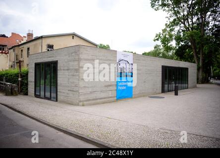 24. Juni 2020, Brandenburg, Potsdam: Das Besucherinformationszentrum der Gedenkstätte und Begegnungsstätte Leistikowstraße. Neu an der Anlage ist eine virtuelle 360-Grad-Tour. Ab 01.07.2020 werden die Öffnungszeiten wieder bis Dienstag bis Sonntag von 14.00 bis 18.00 Uhr verlängert. Im ehemaligen Zentralgefängnis der sowjetischen Spionageabwehr gibt eine Dauerausstellung mit Fotografien, Originalobjekten und Medienstationen Einblick in den Gefängnisalltag. In Interviews mit Zeitzeugen erzählen ehemalige Häftlinge auf Video über ihr Schicksal. Bis zur Auflösung von Stockfoto