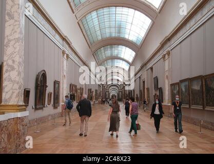 Paris, Frankreich. Juni 2020. Besucher spazieren mit Gesichtsmasken durch den Louvre. Am 06.07.2020 wird der Louvre nach einer mehr als dreieinhalb Monate langen Corona-Pause wieder seine Türen öffnen. Quelle: Sabine Glaubitz/dpa/Alamy Live News Stockfoto