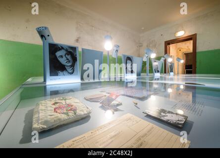 24. Juni 2020, Brandenburg, Potsdam: Im Ausstellungsbereich der Gedenkstätte und Begegnungsstätte Leistikowstraße ist ein Foto von Hergart Wilman aus dem Jahr 1947 und einige ihrer persönlichen Gegenstände zu sehen. Die damals 19-Jährige wurde wegen ihrer Kontakte zu den Engländern wegen Spionagebefohlen verurteilt und in den Gulag geschickt. Sie erhielt die Stofftasche von einem chinesischen Mitgefangenen. Bis zur Auflösung des KGB 1991 wurden hier im Zentrum der sowjetischen "Militärstadt Nr. 7" Tausende Männer und Frauen festgehalten. In der ersten Nachkriegszeit wurden auch Deutsche inhaftiert, später nur sowjetische militärs Stockfoto