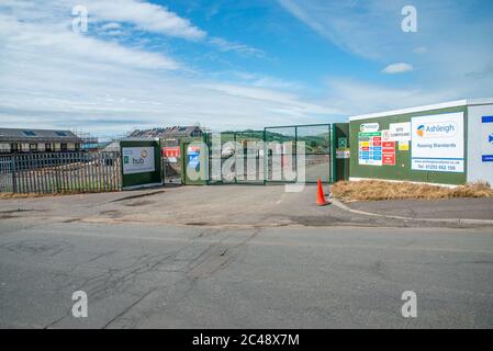 Largs, Schottland, Großbritannien - 23. Juni 2020: Baustellen in Schottland beginnen nach der Blockierung des Covid-19-Corona-Virus wieder an ihre Arbeit zu gehen. Ashleigh Builders neu Stockfoto