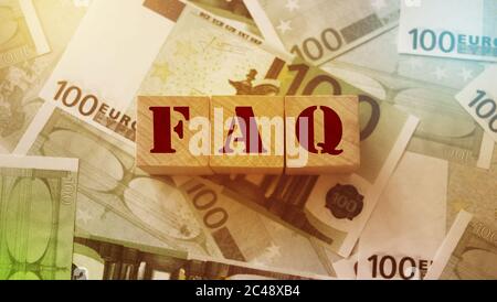 FAQ-Schild aus Holz auf 100 Euro-Banknoten Hintergrund. Business Management und Marketing Konzept Stockfoto