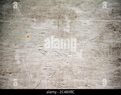 24. Juni 2020, Brandenburg, Potsdam: Das Porträt einer Frau, die in einer Zelle des ehemaligen Geheimdienstgefängnisses im Untergeschoss des Ausstellungsbereichs der Gedenkstätte und Begegnungsstätte Leistikowstraße in die Wand gehauen wurde. Bis zur Auflösung des KGB 1991 wurden hier im Zentrum der sowjetischen "Militärstadt Nr. 7" Tausende Männer und Frauen festgehalten. In der ersten Nachkriegszeit wurden auch Deutsche inhaftiert, später ausschließlich sowjetisches Militär und Zivilisten. Im ehemaligen Zentralgefängnis der sowjetischen Spionageabwehr, eine ständige Ausstellung von Fotografien, Original obj Stockfoto