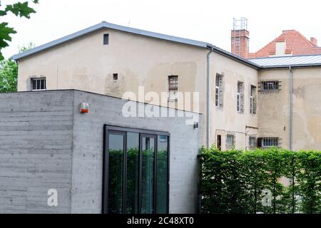 24. Juni 2020, Brandenburg, Potsdam: Das Besucherinformationszentrum (l) und dahinter der Sonderausstellungsbereich der Gedenkstätte und Begegnungsstätte Leistikowstraße. Neu an der Anlage ist eine virtuelle 360-Grad-Tour. Ab 01.07.2020 werden die Öffnungszeiten wieder bis Dienstag bis Sonntag von 14.00 bis 18.00 Uhr verlängert. Im ehemaligen Zentralgefängnis der sowjetischen Spionageabwehr gibt eine Dauerausstellung mit Fotografien, Originalobjekten und Medienstationen Einblick in den Gefängnisalltag. In Interviews mit Zeitzeugen sprechen ehemalige Häftlinge über t Stockfoto