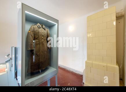 24. Juni 2020, Brandenburg, Potsdam: Sowjetischer Uniformmantel im Ausstellungsbereich der Gedenkstätte und Begegnungsstätte Leistikowstraße. Das Fell eines Geheimbüters wurde 2007 von einem Restaurator im Dachgeschoss des Gebäudes entdeckt. Bis zur Auflösung des KGB 1991 wurden hier im Zentrum der sowjetischen "Militärstadt Nr. 7" Tausende Männer und Frauen festgehalten. In der ersten Nachkriegszeit wurden auch Deutsche inhaftiert, später nur sowjetisches Militär und Zivilisten. Im ehemaligen Zentralgefängnis der sowjetischen Spionageabwehr, eine Dauerausstellung von ph Stockfoto