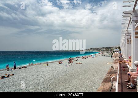 Nizza, Frankreich - 14. Juni 2019 : Touristen genießen ihren Tag am Strand von Nizza, an der französischen riviera. Stockfoto