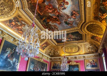 Versailles, Frankreich - 27. August 2019 : Deckengemälde des Schlosses Versailles bei Paris, Frankreich