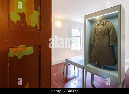 24. Juni 2020, Brandenburg, Potsdam: Sowjetischer Uniformmantel im Ausstellungsbereich der Gedenkstätte und Begegnungsstätte Leistikowstraße. Das Fell eines Geheimbüters wurde 2007 von einem Restaurator im Dachgeschoss des Gebäudes entdeckt. Bis zur Auflösung des KGB 1991 wurden hier im Zentrum der sowjetischen "Militärstadt Nr. 7" Tausende Männer und Frauen festgehalten. In der ersten Nachkriegszeit wurden auch Deutsche inhaftiert, später nur sowjetisches Militär und Zivilisten. Im ehemaligen Zentralgefängnis der sowjetischen Spionageabwehr, eine Dauerausstellung von ph Stockfoto