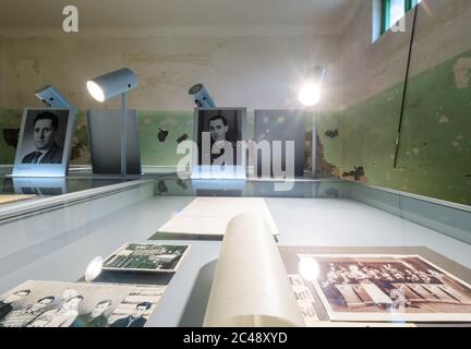 24. Juni 2020, Brandenburg, Potsdam: Ein Foto des deutschen Ernst-Günther Bluszcz (r) und Fotos von Mitverurteilten sind im Ausstellungsbereich der Gedenkstätte und Begegnungsstätte Leistikowstraße zu sehen. Der Apotheker-Lehrling war als angeblicher Spion verurteilt und in das Lager Suchobeswodnoje gebracht worden. Bis zur Auflösung des KGB 1991 wurden hier im Zentrum der sowjetischen "Militärstadt Nr. 7" Tausende Männer und Frauen festgehalten. In der ersten Nachkriegszeit wurden auch Deutsche inhaftiert, später nur sowjetisches Militär und Zivilisten. Im ehemaligen Zentralgefängnis der t Stockfoto