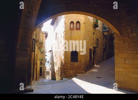 Straße und Bogen. SOS del Rey Catolico, Provinz Zaragoza, Aragon, Spanien. Stockfoto