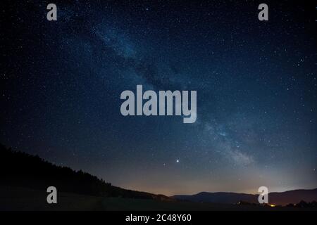 Milky way galaxy over small bavarian village Stockfoto