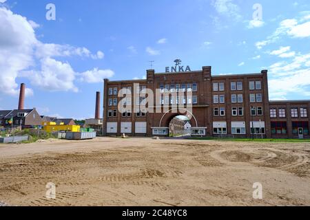 Ede, Niederlande, Juni 20,2020:Eingang alte Enka Fabrik und Schornstein. Neues Wohngebiet nach Bodensanierung. Problem Grundwasserverschmutzung Stockfoto