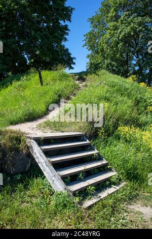 Alte Holztreppe führt nach oben draußen Stockfoto