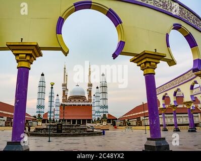 Semarang, Indonesien - CIRCA Nov 2019: Das Äußere der Masjid Agung Jawa Tengah (große Moschee von Zentral-Java). Die Wand mit arabischer Kalligraphie und ar Stockfoto