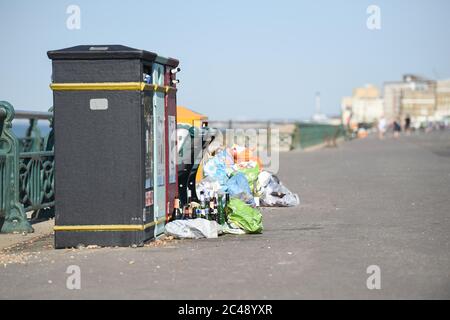 Brighton UK 25. Juni 2020 - Wurf aus der Nacht zuvor an der Hove Seafront , Brighton früh am Morgen, als die Hitzewelle Bedingungen mit Temperaturen wieder über 30 Grad in einigen Teilen des Südostens weiter : Credit Simon Dack / Alamy Live News Stockfoto