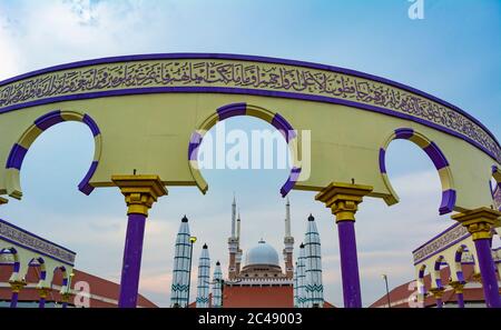 Semarang, Indonesien - CIRCA Nov 2019: Das Äußere der Masjid Agung Jawa Tengah (große Moschee von Zentral-Java). Die Wand mit arabischer Kalligraphie und ar Stockfoto