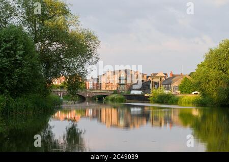 Der Fluss Nene in Southbridge, Northampton, Großbritannien; Sommerabend mit Reflexionen von Gebäuden im Wasser. Stockfoto