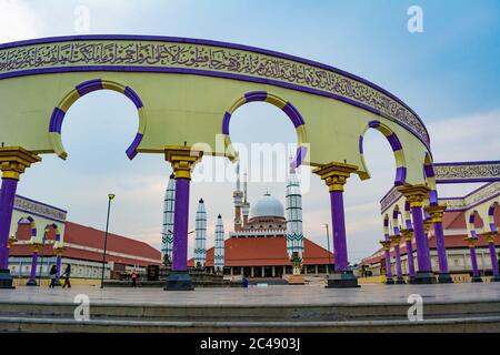 Semarang, Indonesien - CIRCA Nov 2019: Das Äußere der Masjid Agung Jawa Tengah (große Moschee von Zentral-Java). Die Wand mit arabischer Kalligraphie und ar Stockfoto