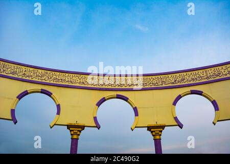 Semarang, Indonesien - UM Nov 2019: Die Wand mit arabischer Kalligraphie und Bogenverzierung in Masjid Agung Jawa Tengah (große Moschee von Zentral-Java) Stockfoto