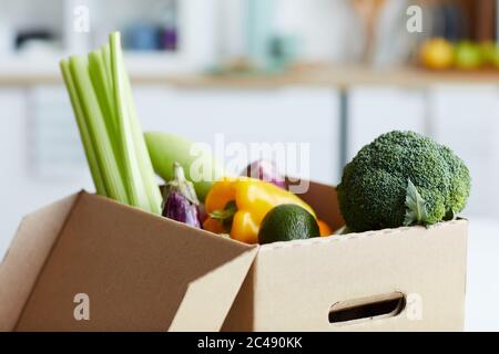 Nahaufnahme von frischem Gemüse im Karton Stockfoto