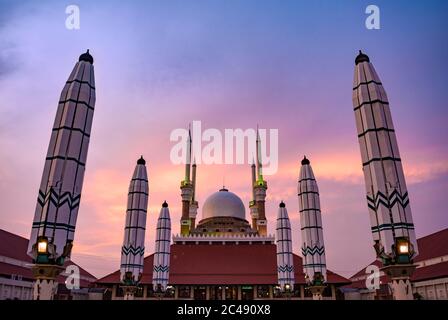 Semarang, Indonesien - CIRCA Nov 2019: Die Fassade der Großen Moschee von Zentral-Java (Masjid Agung Jawa Tengah) bei Sonnenuntergang. Stockfoto