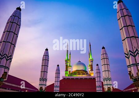 Semarang, Indonesien - CIRCA Nov 2019: Die Fassade der Großen Moschee von Zentral-Java (Masjid Agung Jawa Tengah) bei Sonnenuntergang. Stockfoto